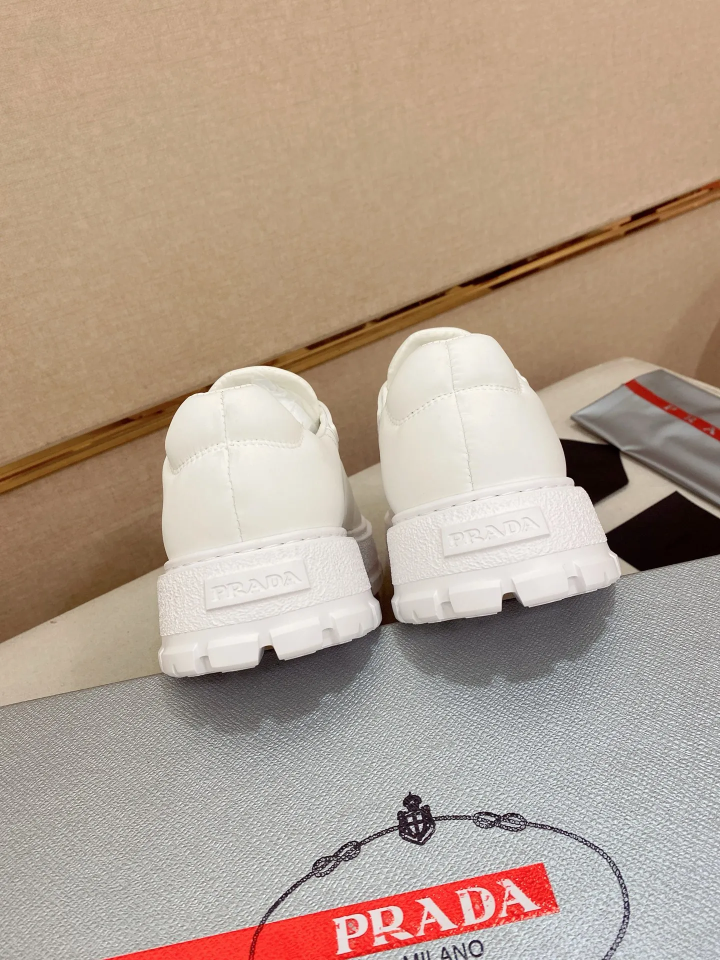 Factory price 580💰 ✔️✔️✔️High version High-quality new PRADA counters are on the market simultaneously, new men's shoes, 😘fabrics imported technological waterproof fabrics, made by pure handicrafts. Lining: Full cowhide lining. 👍🏿 High-end ☄️ air-cushion molded anti-slip rubber outsole, exquisite lines, simple and elegant, comfortable and high-end for leisure travel. Code number: 38 to 45